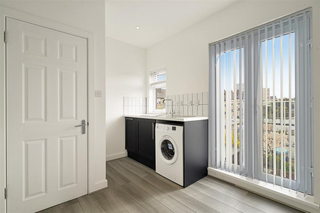 First Floor, 3 Tring Avenue - 0 IS4 Rr SXx QF3 E8e Td7 AW