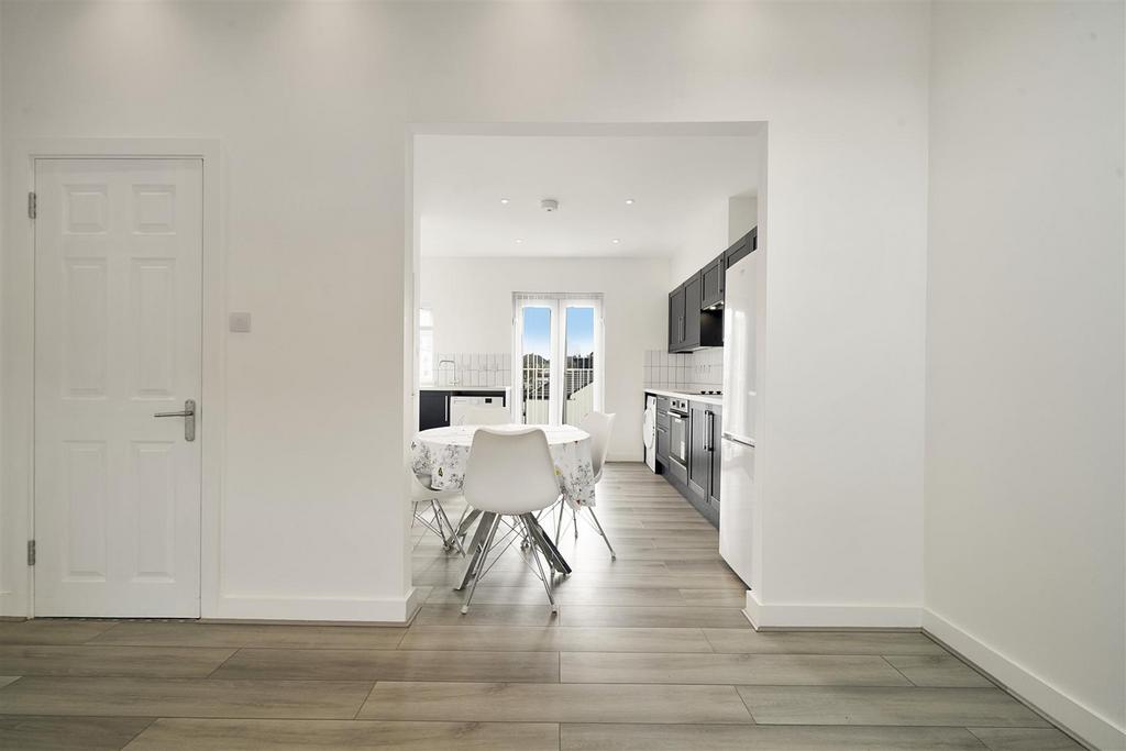 First Floor, 3 Tring Avenue - d Tu Wo U4 Ei0uxv6 R2nw ZK