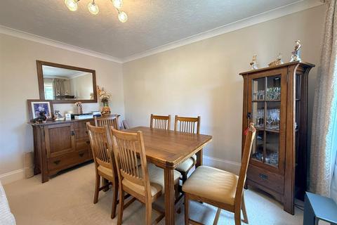 11 Brynglas, Penygroes, Llanelli, SA14 7PY