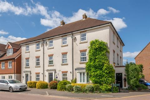 49 Brookfield Drive, Horley, RH6 9HN