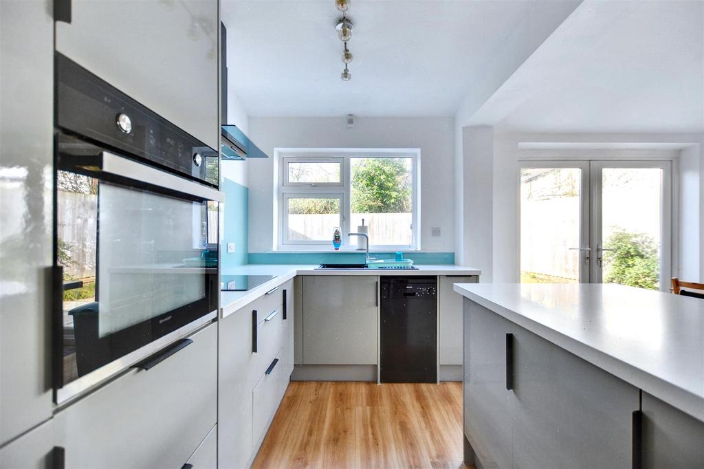 Kitchen 2.jpeg