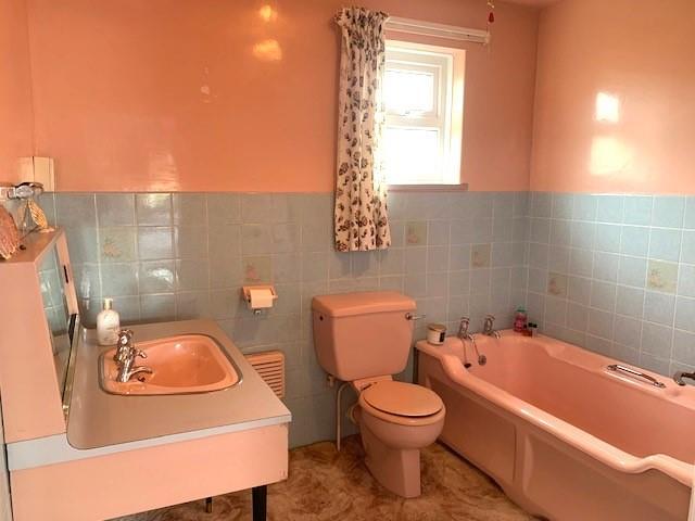 En suite 3 piece bathroom