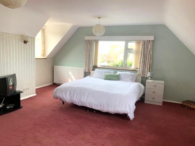 Twin aspect bedroom