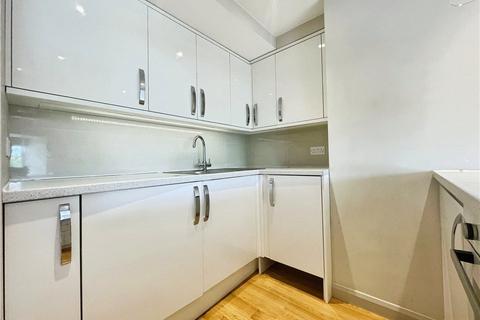 2 bedroom apartment to rent, Queens Road, Surrey KT13