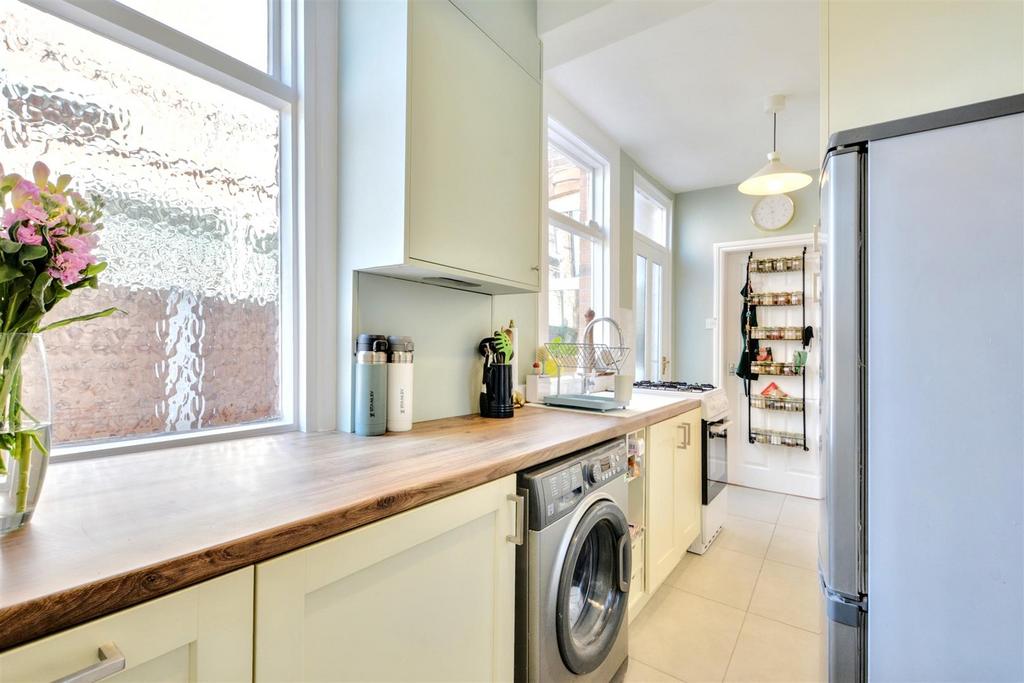Kitchen 2.jpeg