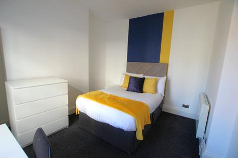 8 bedroom end of terrace house to rent, *PROFESSIONALS & STUDENTS*  Available 4 Rooms - Pierpoint Street, Worcester, Worcestershire, WR1 1TA