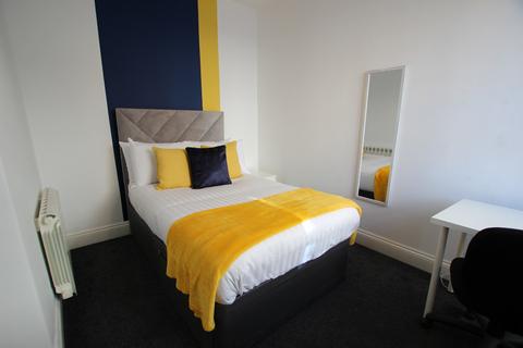 8 bedroom end of terrace house to rent, *PROFESSIONALS & STUDENTS*  Available 4 Rooms - Pierpoint Street, Worcester, Worcestershire, WR1 1TA