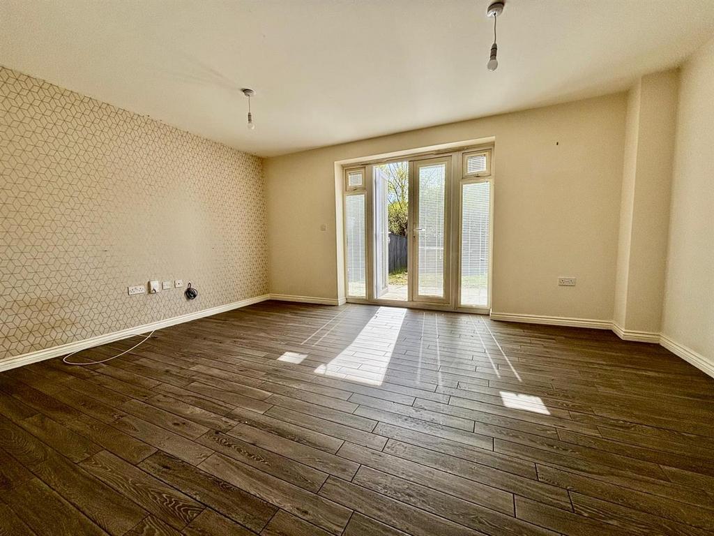Living Room / Dining Area: