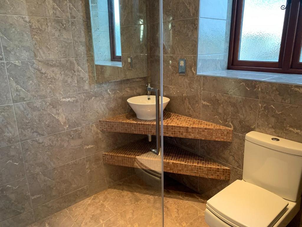 En Suite 2.JPG