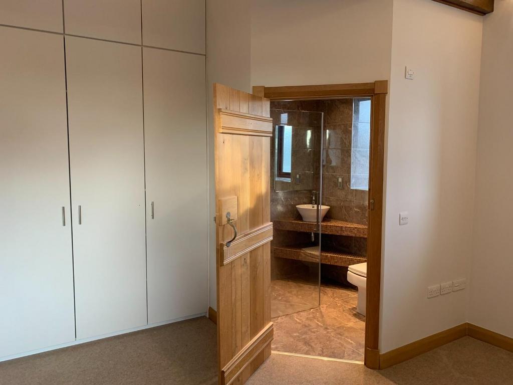 Main Bed and En-Suite.JPG