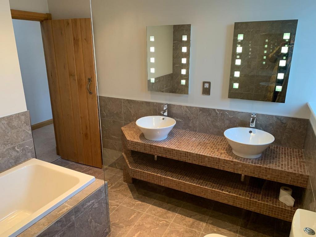Bathroom 4.JPG