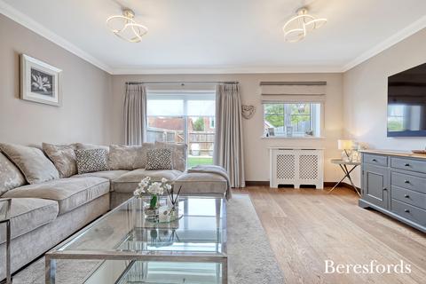 4 bedroom semi-detached house for sale, Elm Gardens, Mountnessing, CM15