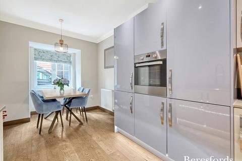 4 bedroom semi-detached house for sale, Elm Gardens, Mountnessing, CM15