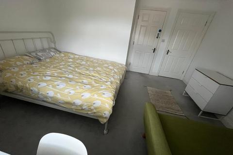 1 bedroom terraced house to rent, South View Avenue, Reading, RG4