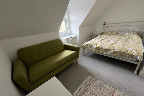 1 bedroom terraced house to rent, South View Avenue, Reading, RG4