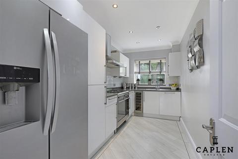 4 bedroom end of terrace house for sale, Regents Place, Loughton