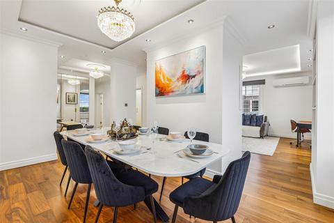 3 bedroom flat for sale, North End House, Fitzjames Avenue, London, W14