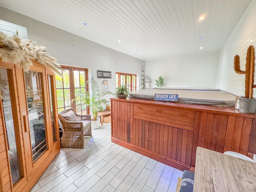 Sauna hot tub room