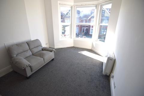 2 bedroom flat to rent, Horncliffe Road, Blackpool