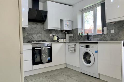 3 bedroom semi-detached house to rent, Moorsley Drive, Manchester