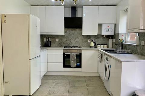 3 bedroom semi-detached house to rent, Moorsley Drive, Manchester