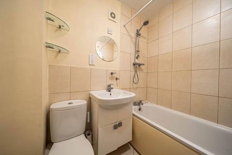 2 bedroom flat to rent, Bedford Hill, Balham, London, SW12