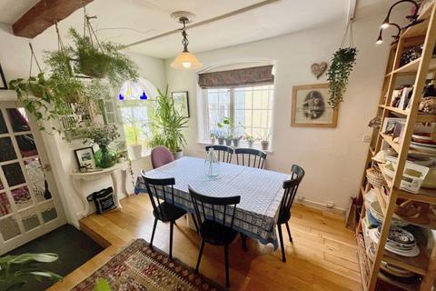 2 bedroom coach house for sale, North Row, Warminster