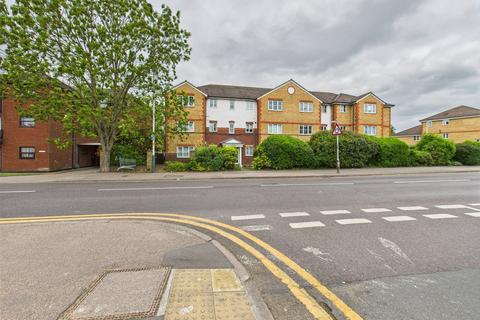 2 bedroom flat to rent, South Street, Romford RM1