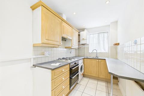 2 bedroom flat to rent, South Street, Romford RM1