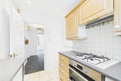 2 bedroom flat to rent, South Street, Romford RM1