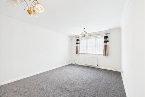 2 bedroom flat to rent, South Street, Romford RM1