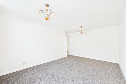 2 bedroom flat to rent, South Street, Romford RM1