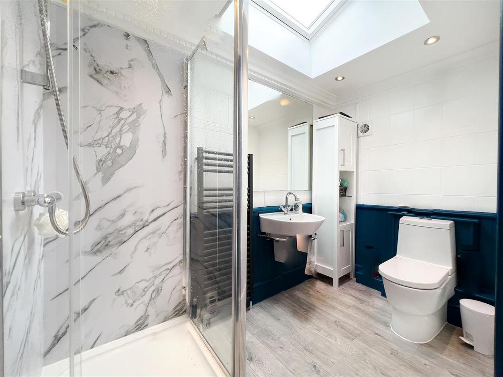 433 Glossop - Shower room