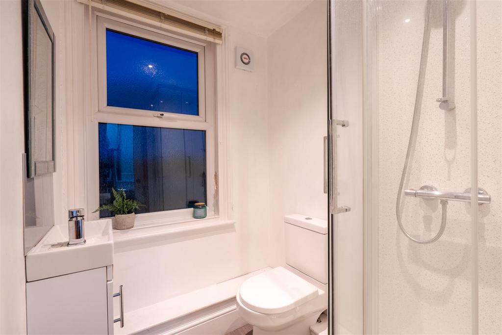 433 Glossop - Shower room