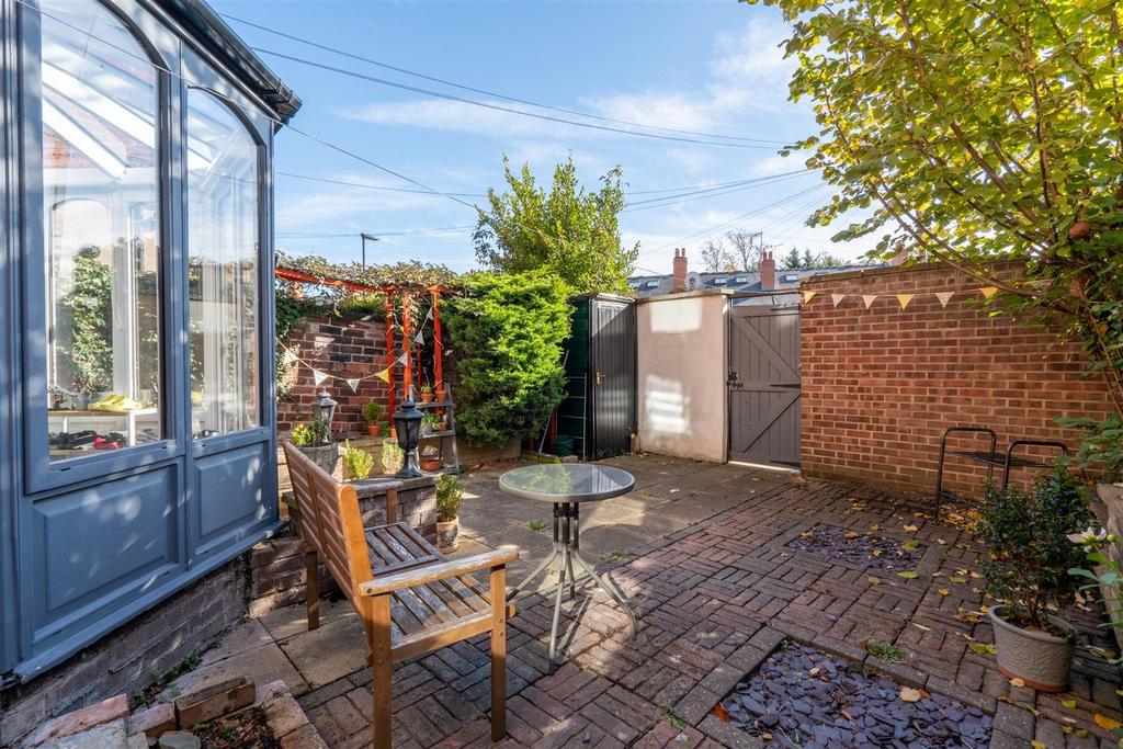433 A Glossop - Garden and gated drive