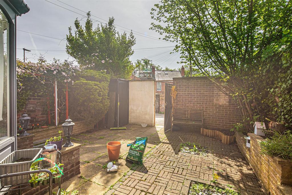 Garden and gates to 433 A