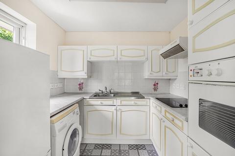 1 bedroom retirement property for sale, Farm Close, Staines-upon-Thames, TW18