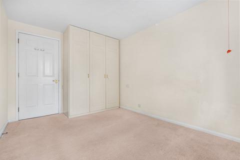 1 bedroom retirement property for sale, Farm Close, Staines-upon-Thames, TW18