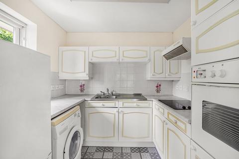 1 bedroom retirement property for sale, Farm Close, Staines-upon-Thames, TW18