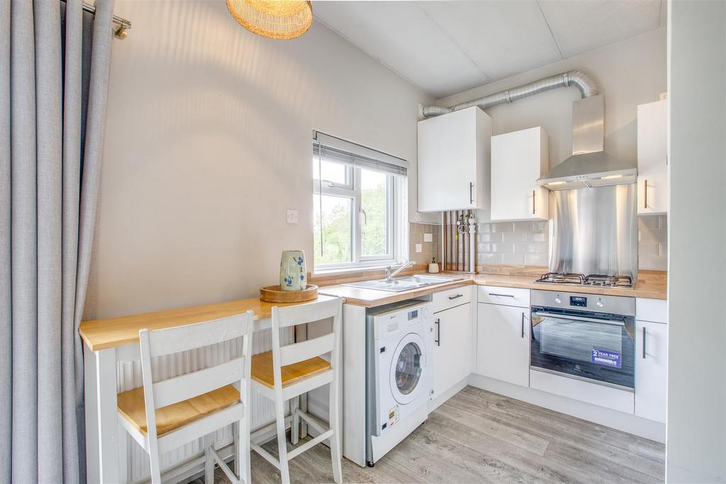 5 Malvern Close, HP13 5 SA-4.jpg