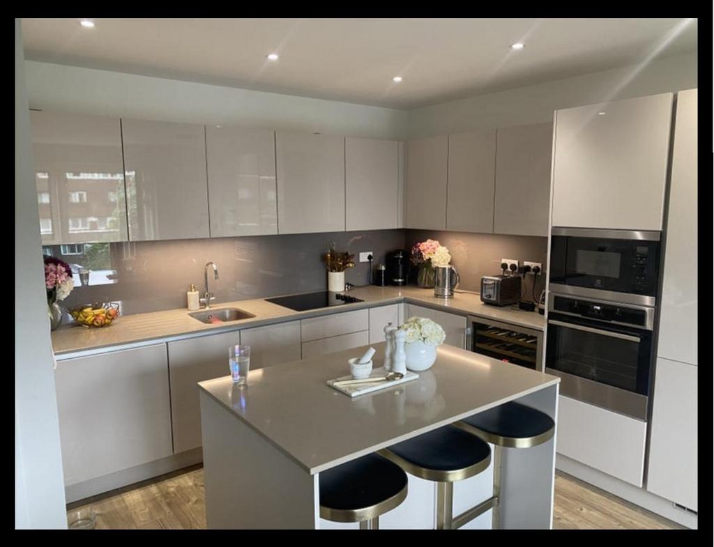 Stunning 3-Bedroom Top-Floor Apartment with Landm