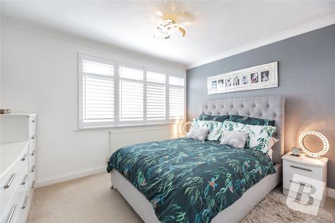 3 bedroom semi-detached house for sale, Fyfield Avenue, Wickford, Essex, SS12