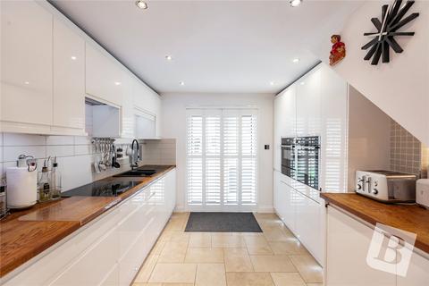 3 bedroom semi-detached house for sale, Fyfield Avenue, Wickford, Essex, SS12