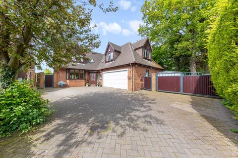 Bickley Close, Fearnhead, WA2