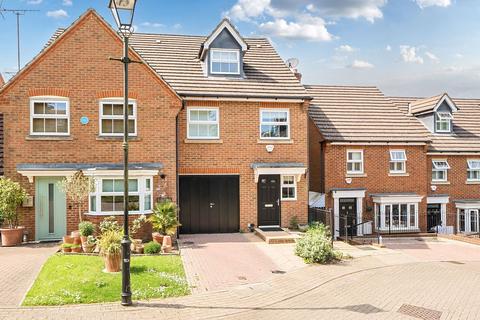 12 Newbery Close, Caterham, CR3 6GD
