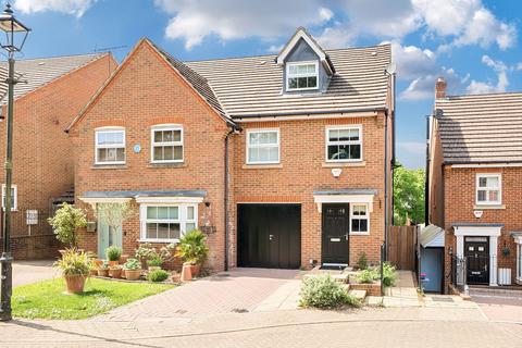 12 Newbery Close, Caterham, CR3 6GD