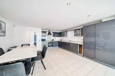 12 Newbery Close, Caterham, CR3 6GD