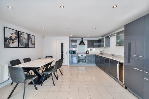 12 Newbery Close, Caterham, CR3 6GD