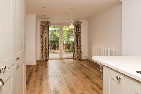 2 Applegate, St Mary Bourne, Andover, SP11 6DT
