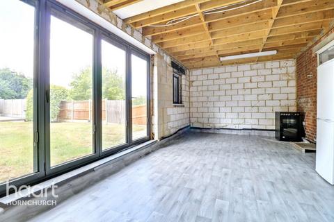 4 bedroom semi-detached house for sale, Squirrels Heath Lane, HORNCHURCH